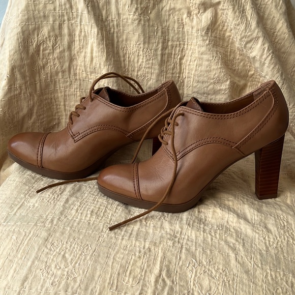 Like new Franco Sarto lace up ankle booties size 6.5 M, 3.5in heel whiskey brown - Picture 2 of 10